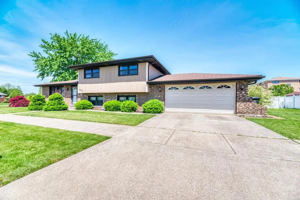 8207 S 82nd Avenue, Justice, IL 60458 - #1
