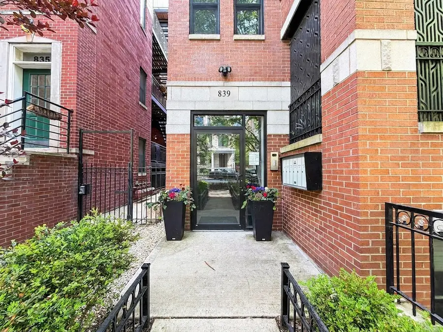 839 W Bradley Place #3, Chicago, IL 60613 - #3