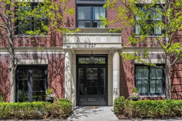 727 N Mckinley Road #100, Lake Forest, IL 60045