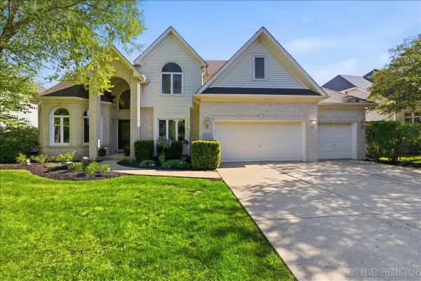 811 W Thornwood Drive, South Elgin, IL 60177