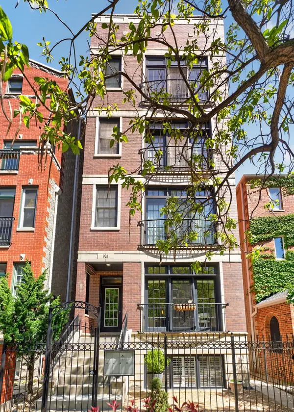 924 W Roscoe Street #1, Chicago, IL 60657