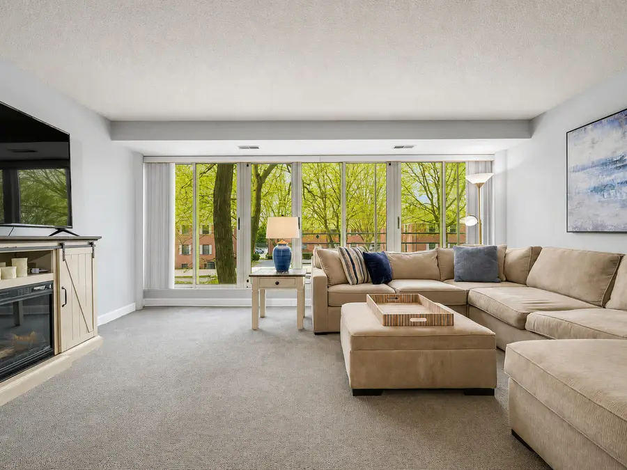 2555 Gross Point Road #202, Evanston, IL 60201 - #3