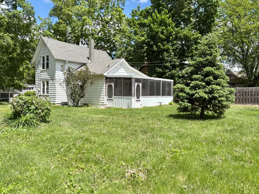 203 E Van Buren Street, Ottawa, IL 61350 - #2