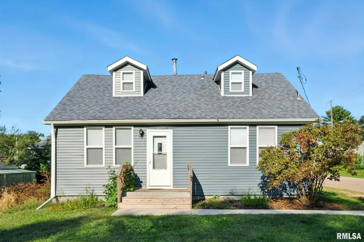 300 S 14th Street, Le Claire, IA 52753 - #1