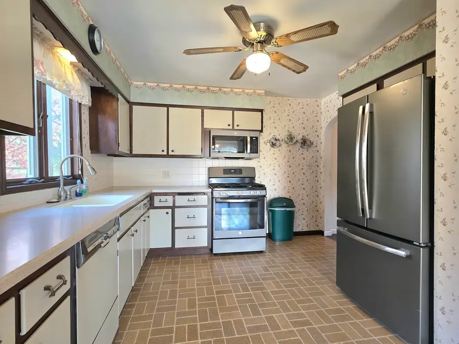 1609 N Hickory Street, Crest Hill, IL 60403 - #2