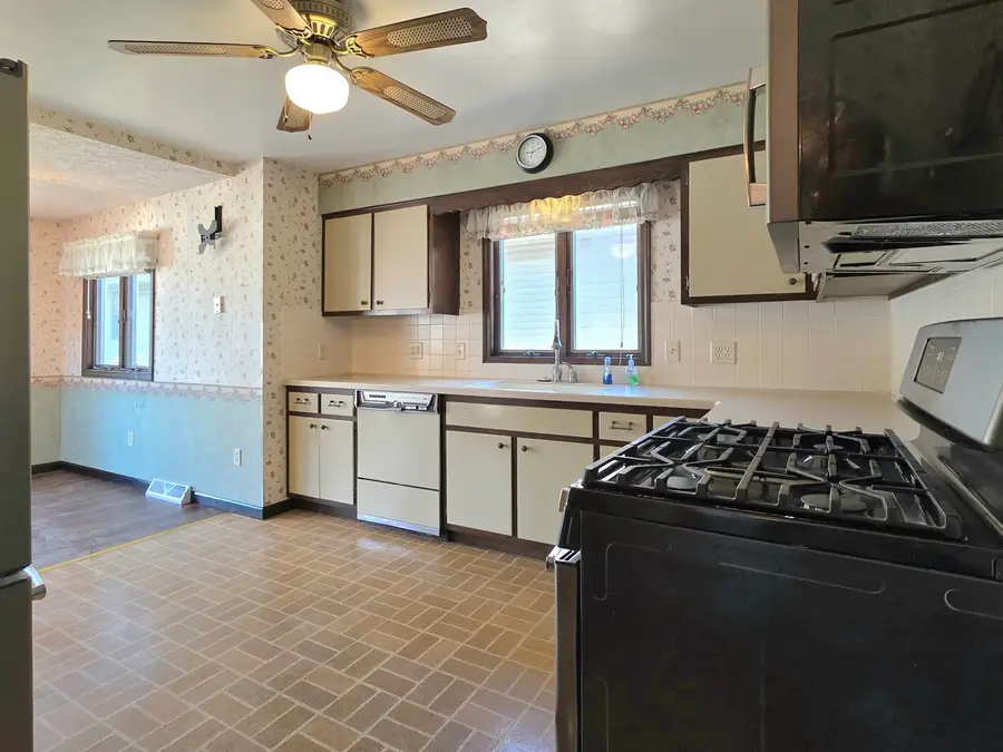 1609 N Hickory Street, Crest Hill, IL 60403 - #3