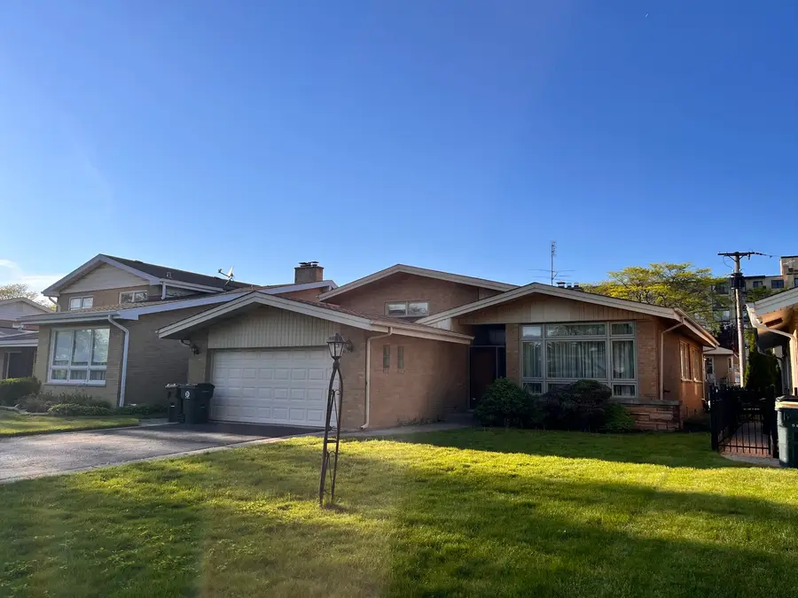 4640 W Estes Avenue, Lincolnwood, IL 60712 - #2