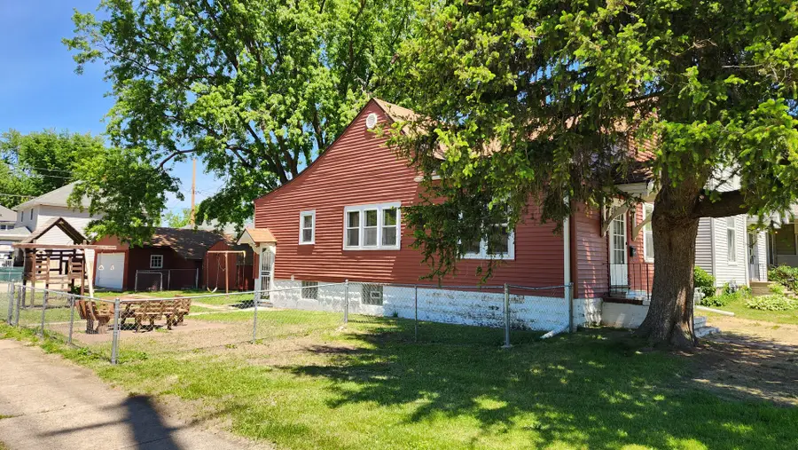 562 7 Avenue S, Clinton, IA 52732 - #2