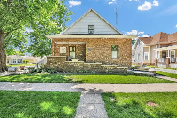 12 S Walnut Street, Villa Grove, IL 61956