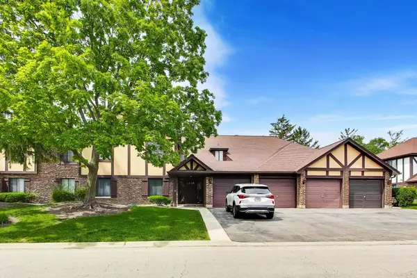 1720 Lakecliffe Drive #A, Wheaton, IL 60189