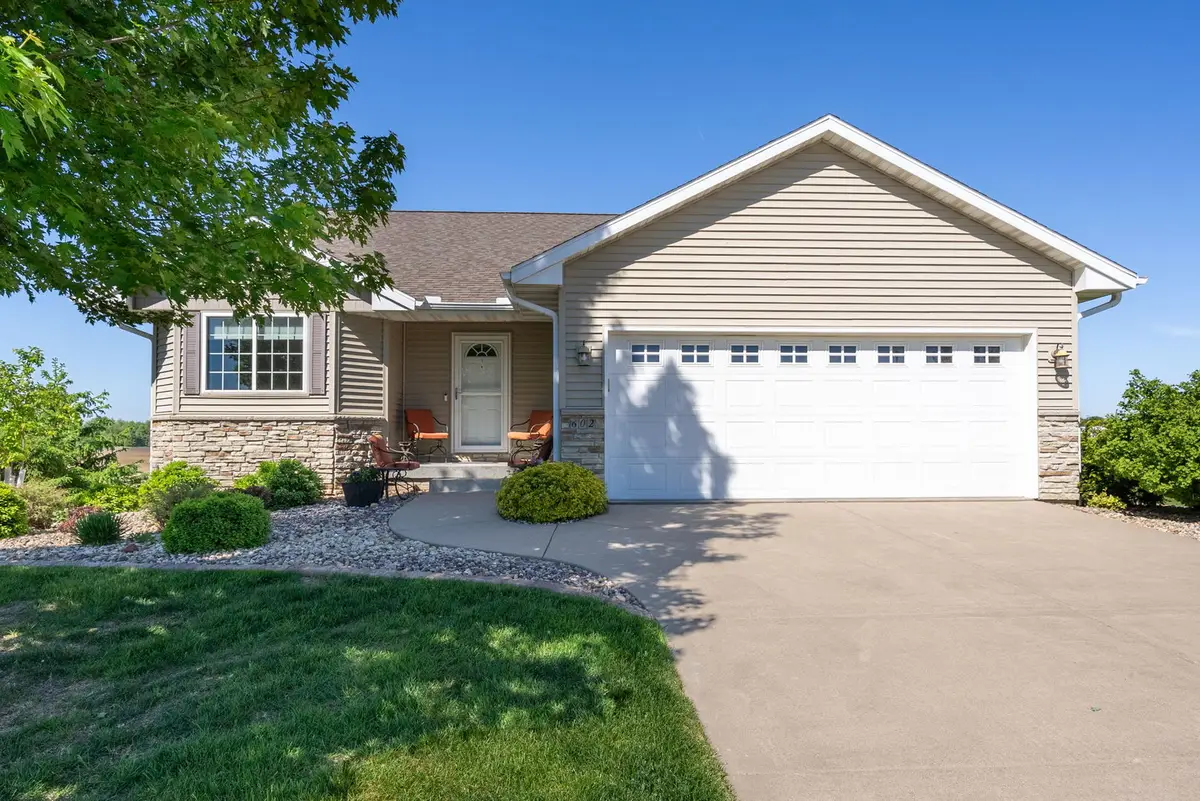 602 E Sheridan Drive, Eldridge, IA 52748 - #1