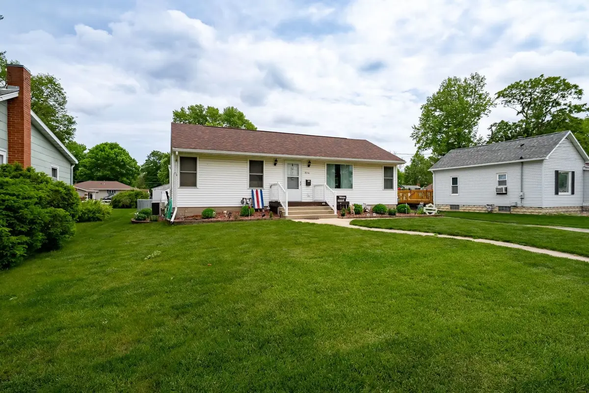 820 S Locust Street, Pontiac, IL 61764 - #1