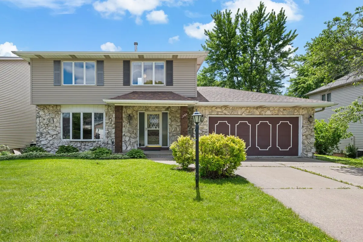 1705 Queens Drive, Bettendorf, IA 52722 - #1