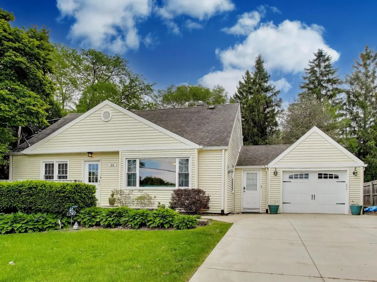 213 E Ellis Avenue, Libertyville, IL 60048 - #1