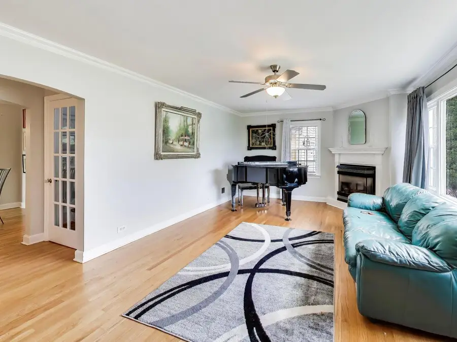 213 E Ellis Avenue, Libertyville, IL 60048 - #3