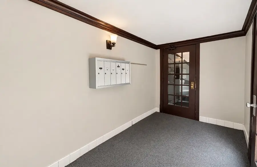 242 S Maple Avenue #1W, Oak Park, IL 60302 - #3