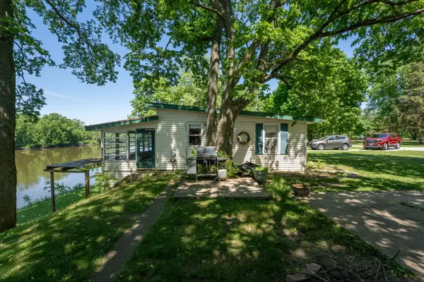 7198 S Rock Nation Road, Dixon, IL 61021