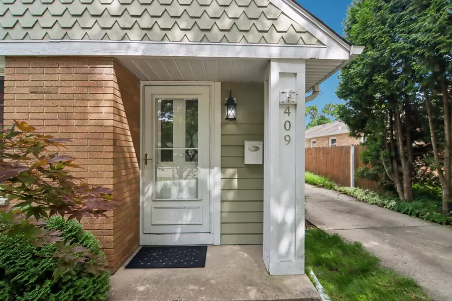 409 Hubbard Avenue, Elgin, IL 60123 - #3