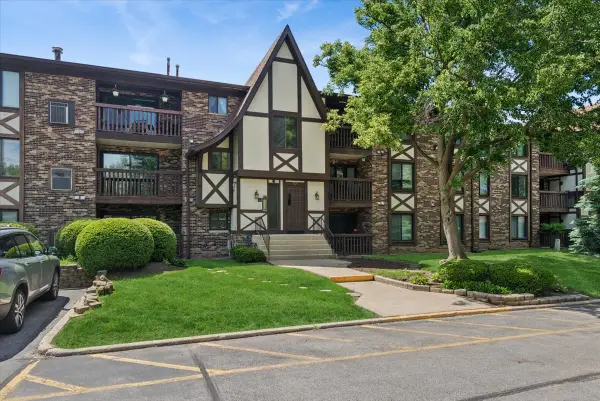 525 Cumnor Road #204, Westmont, IL 60559
