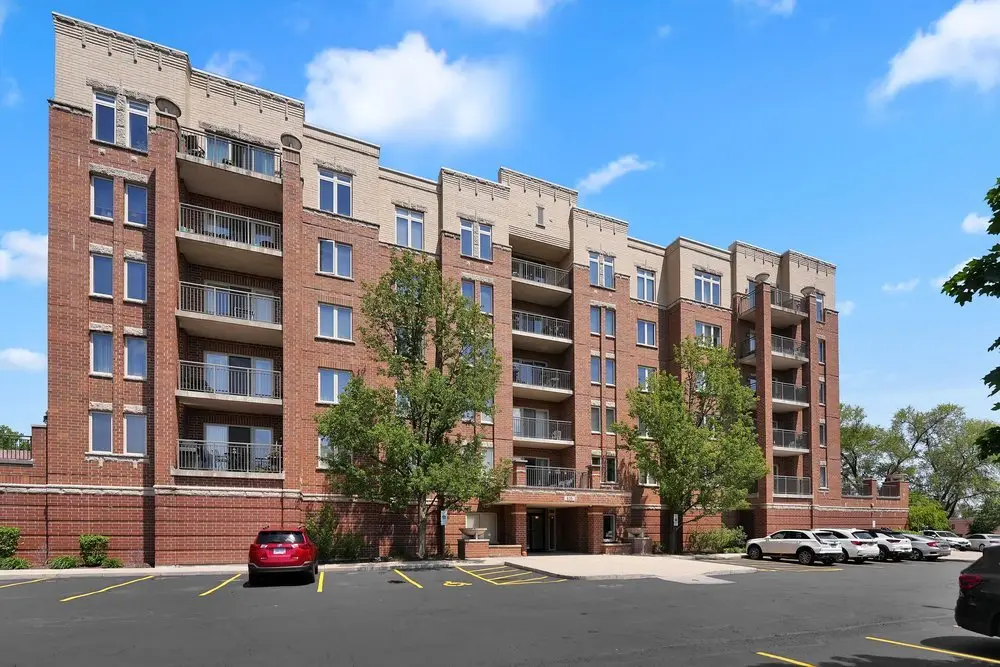 635 Perrie Drive #404, Elk Grove Village, IL 60007 - #1