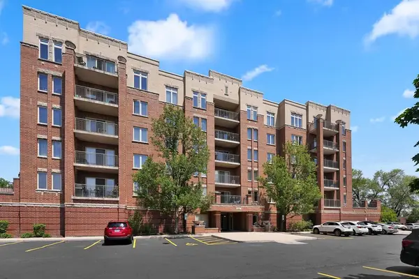 635 Perrie Drive #404, Elk Grove Village, IL 60007