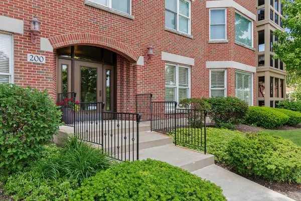 200 N River Lane #101, Geneva, IL 60134