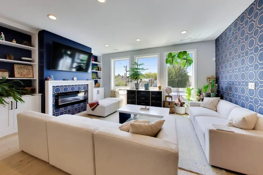 2437 W Foster Avenue #202, Chicago, IL 60625 - #3