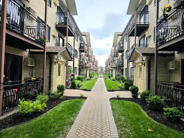 5139 N East River Road #162F, Chicago, IL 60656