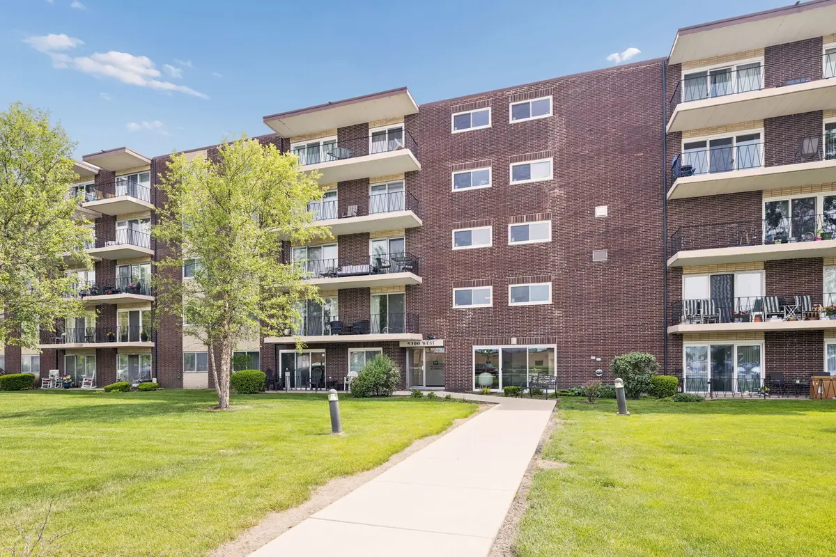 5300 Walnut Avenue #2B, Downers Grove, IL 60515 - #1