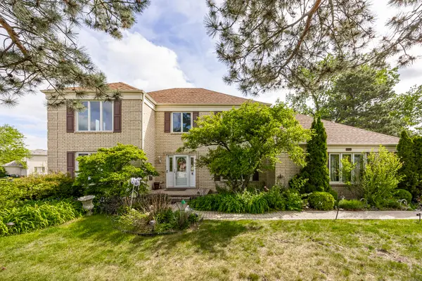 306 Woodview Court, Oak Brook, IL 60523