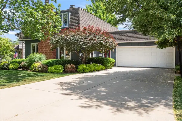 805 NW Holcomb Drive, Mundelein, IL 60060