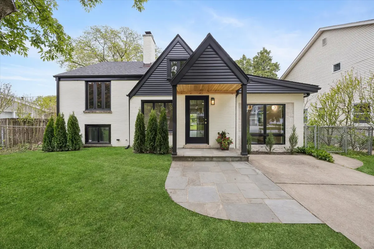 33 Chestnut Avenue, Clarendon Hills, IL 60514 - #1