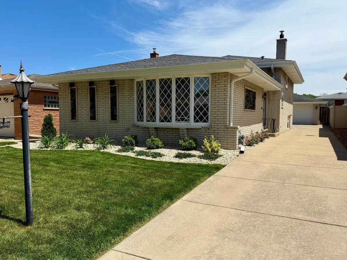 8927 S Sacramento Avenue, Evergreen Park, IL 60805 - #1