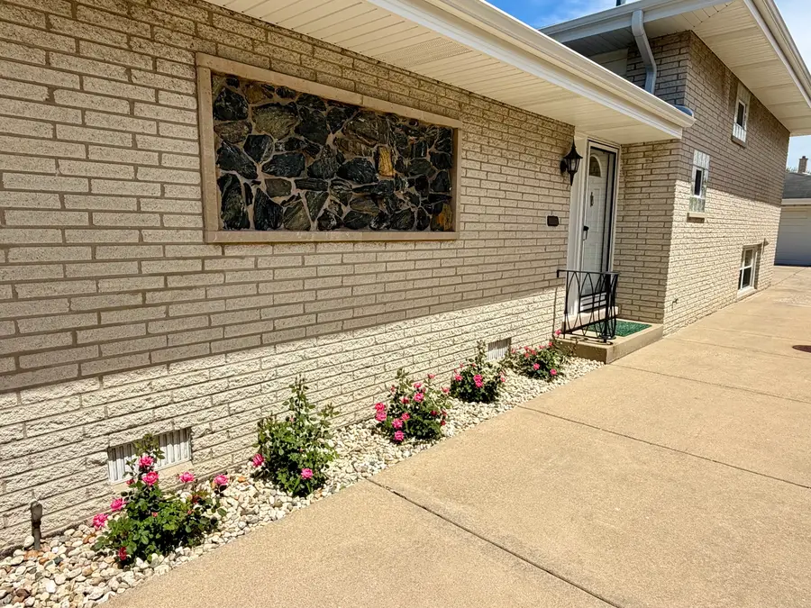 8927 S Sacramento Avenue, Evergreen Park, IL 60805 - #2