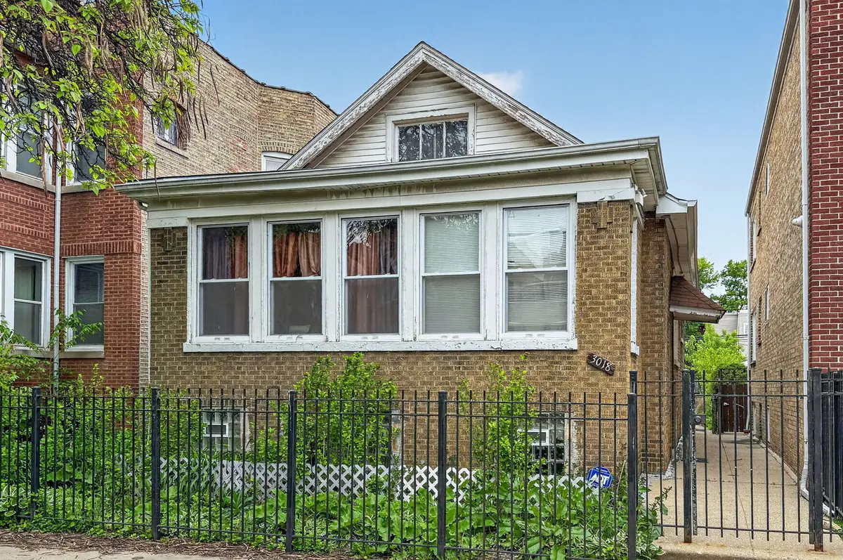 3018 W Gunnison Street, Chicago, IL 60625 - #1