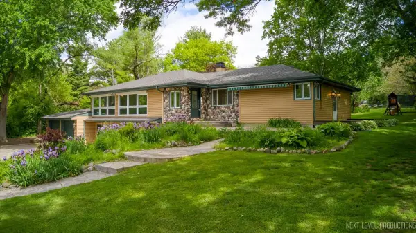 38W042 Silver Glen Road, St. Charles, IL 60175