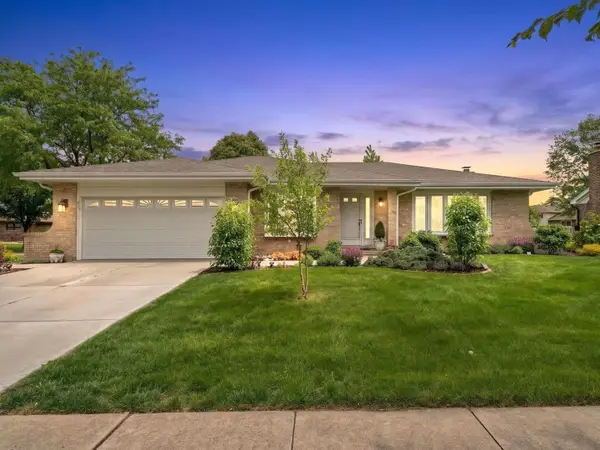8129 Middlebury Avenue, Woodridge, IL 60517