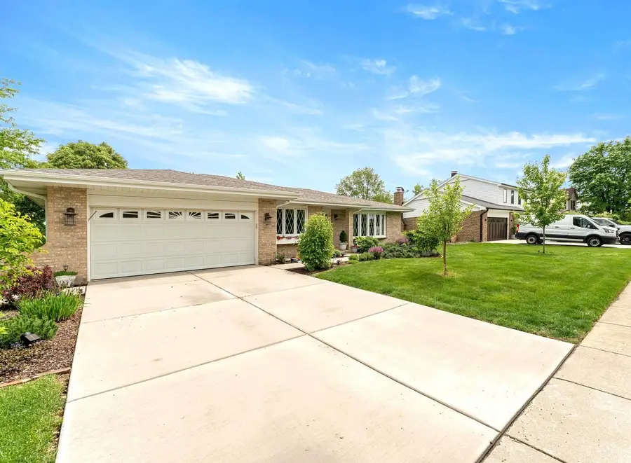 8129 Middlebury Avenue, Woodridge, IL 60517 - #3