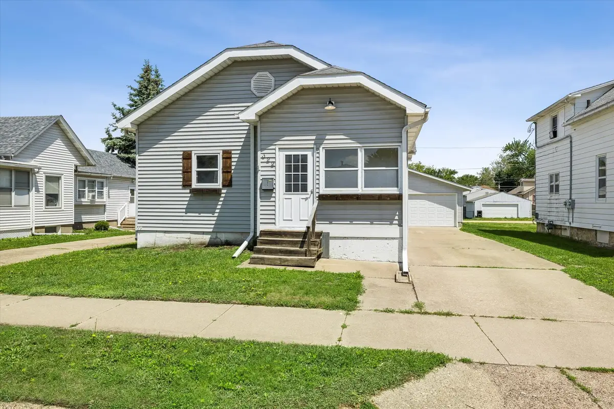 322 6th Avenue N, Clinton, IA 52732 - #1
