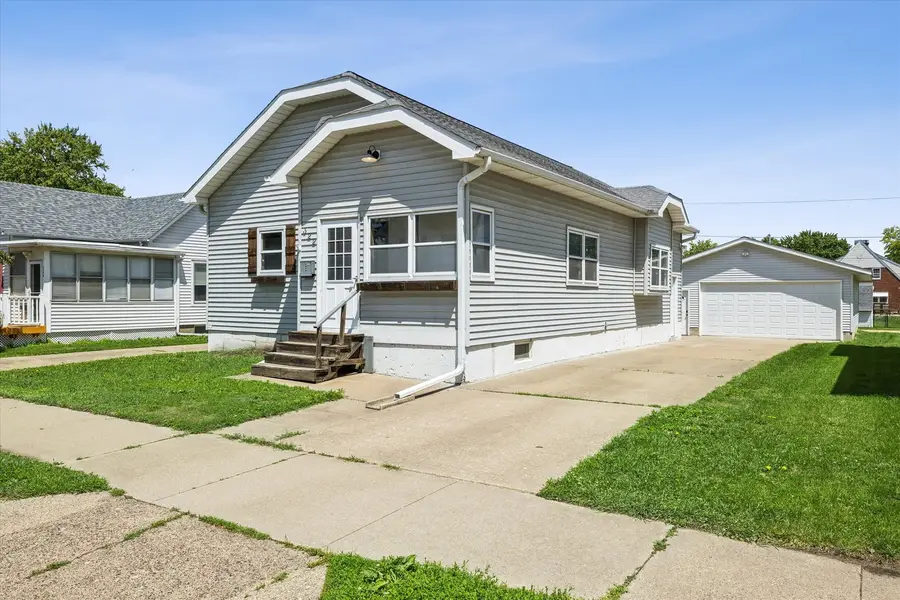 322 6th Avenue N, Clinton, IA 52732 - #2