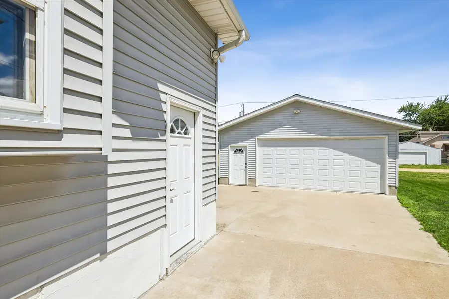 322 6th Avenue N, Clinton, IA 52732 - #3