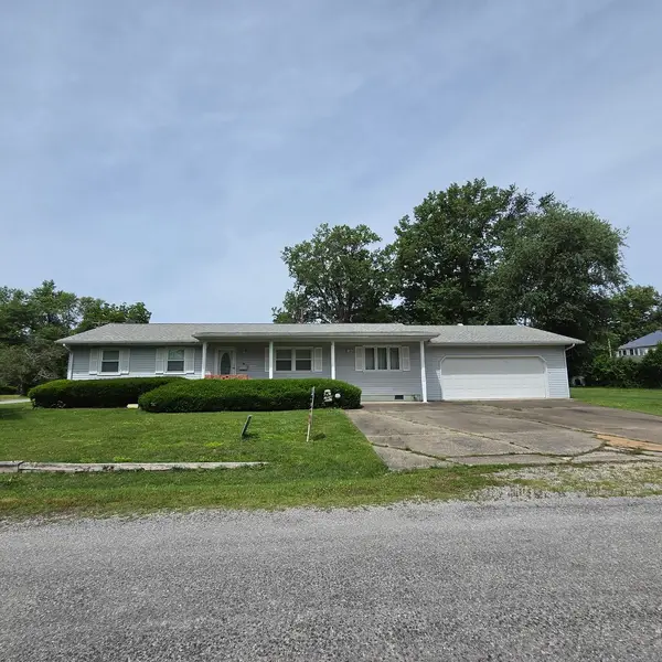107 S 10th Street S, Benton, IL 62812