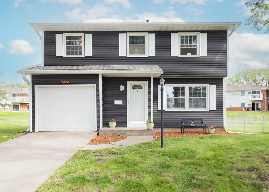 1832 E 32nd Street, Davenport, IA 52807 - #2