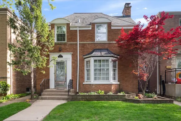2925 W Greenleaf Avenue, Chicago, IL 60645