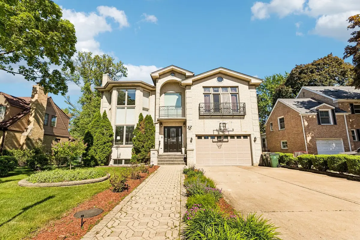 6843 N Kilpatrick Avenue, Lincolnwood, IL 60712 - #1