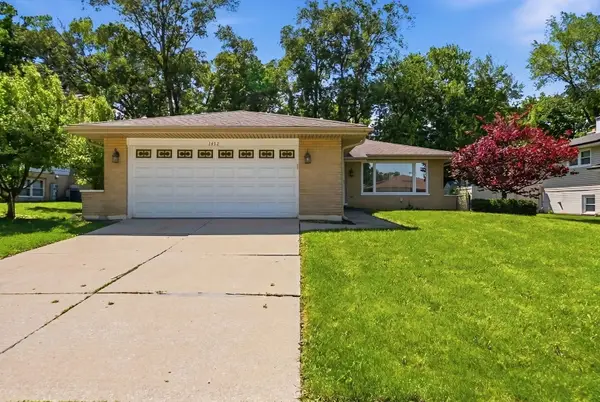 1432 Schramm Drive, Westmont, IL 60559
