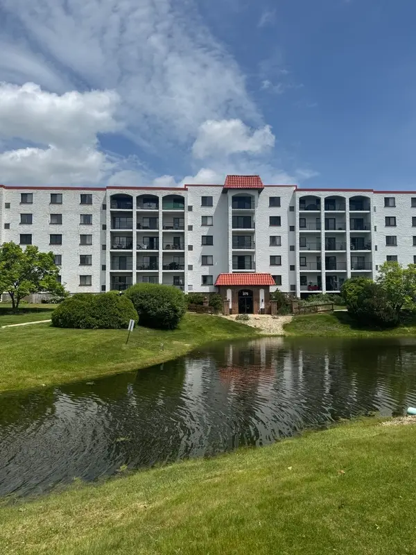 375 Plum Creek Drive #402, Wheeling, IL 60090