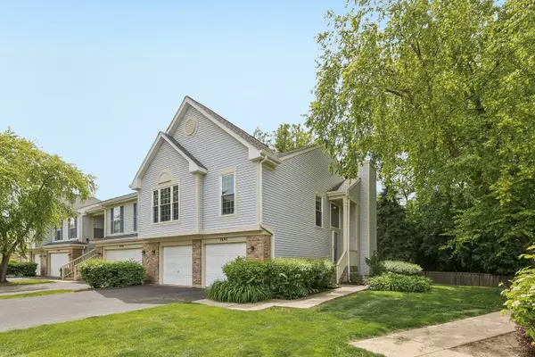 2692 S Embers Lane, Arlington Heights, IL 60005