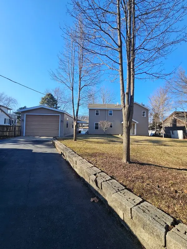 2120 Beach Drive, Fox River Grove, IL 60021