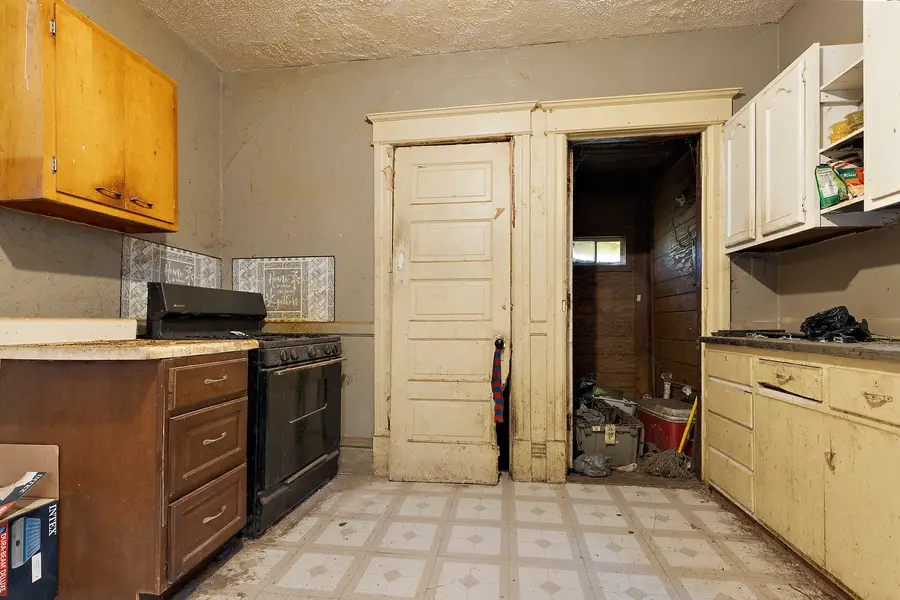 938 Woodlawn Avenue, Rockford, IL 61103 - #3